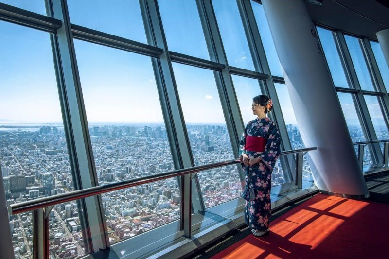 Không gian bên trong tháp Tokyo với nhiều dịch vụ hấp dẫn