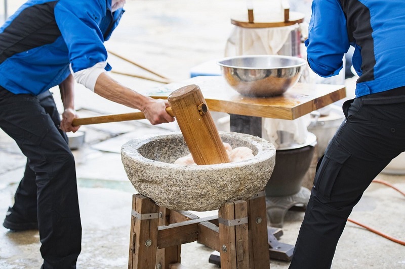 Bánh Mochi có ngon hay không phụ thuộc lớn vào công đoạn giã gạo