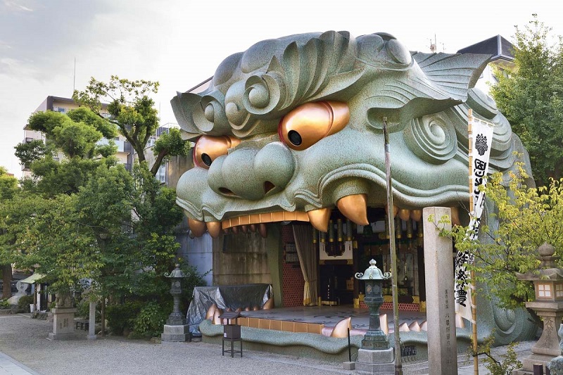 Đền Namba mang vẻ đẹp cổ kính truyền thống