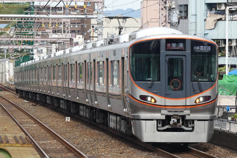 Du khách có thể đi tàu JR Osaka Loop Line đến Thành Osaka