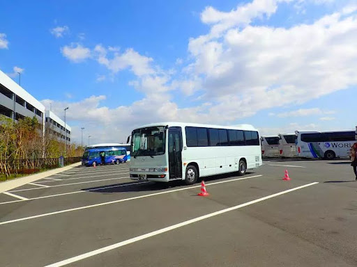 Xe bus di chuyển đến công viên Universal-Studios